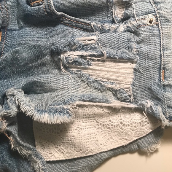 American Eagle Low Rise Jean Shorts - Picture 4 of 4